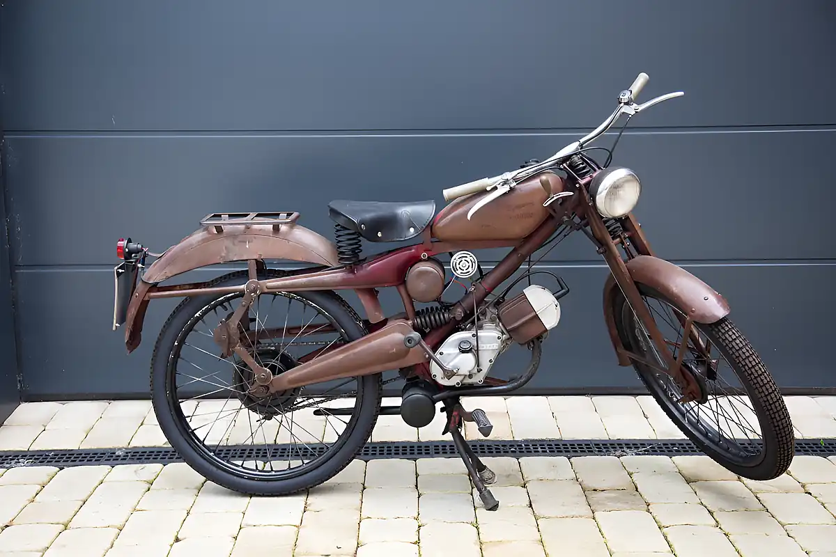 Used 1955 Moto Guzzi Cardelino Red - Front View