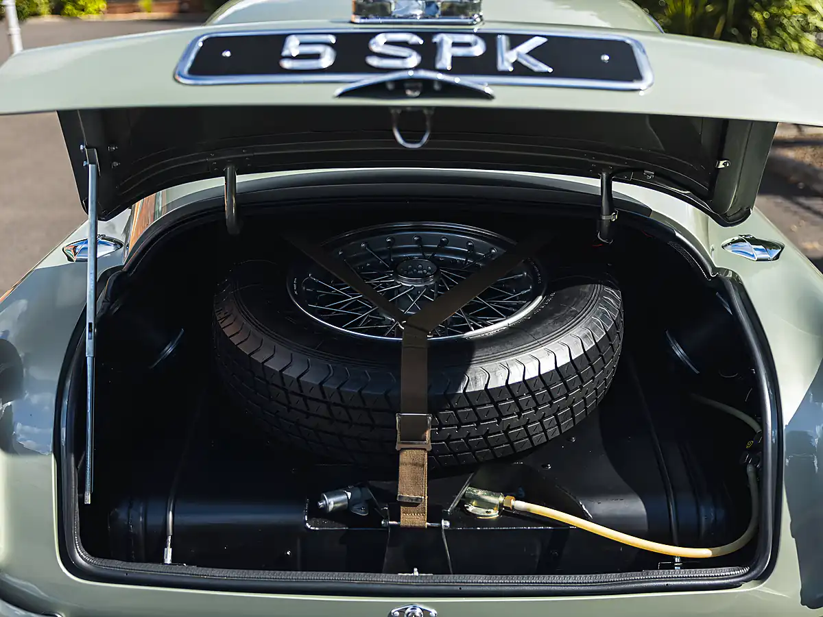 Used 1960 Aston Martin DB4 GT Snow Shadow Grey - Interior and Exterior details 17