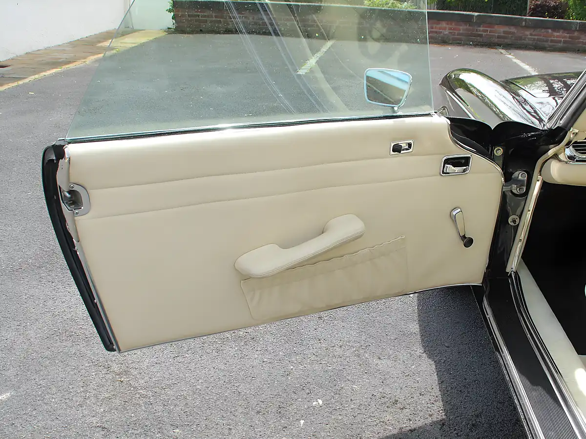 Used 1968 Mercedes-Benz 280SL Pagoda Black - Interior and Exterior details 9