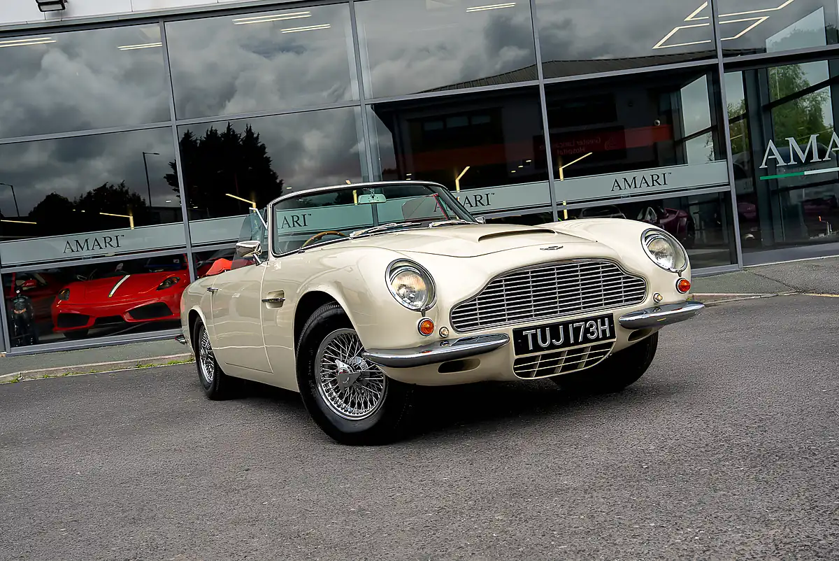 Used 1970 Aston Martin DB6 Mk Ii Volante Old English White - Interior and Exterior details 11