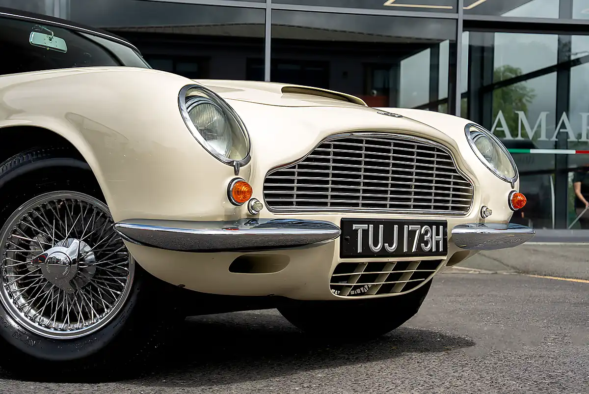 Used 1970 Aston Martin DB6 Mk Ii Volante Old English White - Interior and Exterior details 12