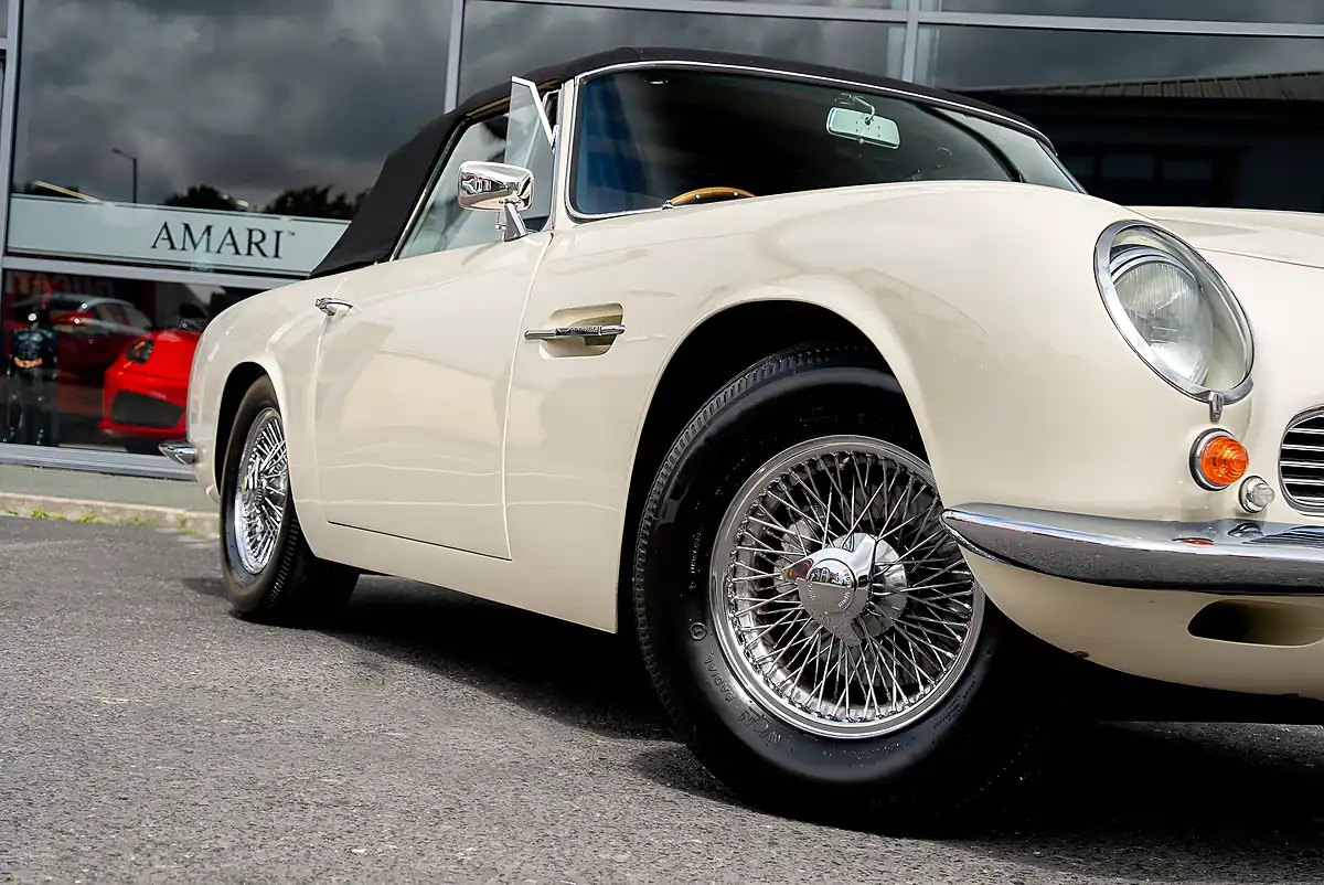 Used 1970 Aston Martin DB6 Mk Ii Volante Old English White - Interior and Exterior details 17