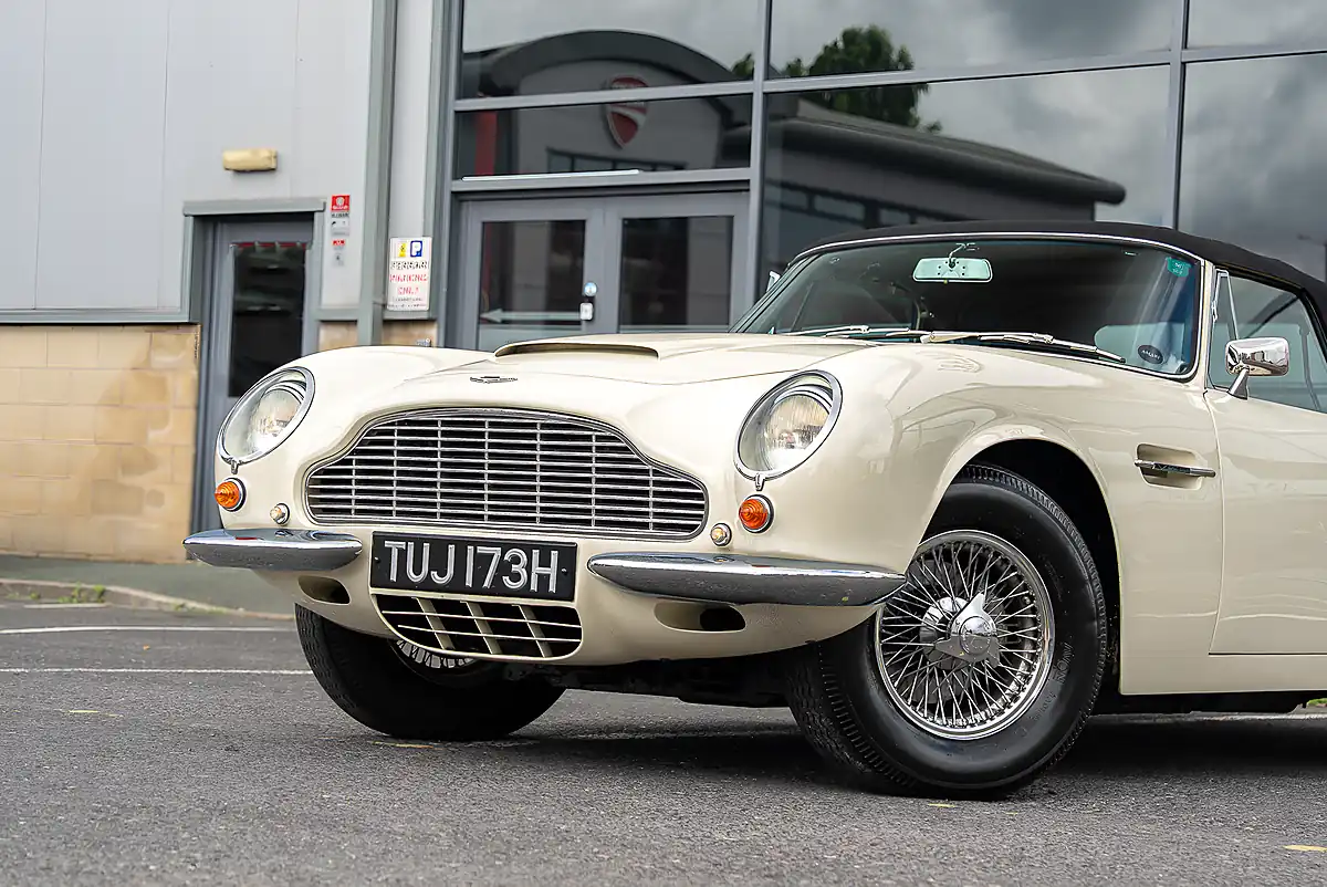Used 1970 Aston Martin DB6 Mk Ii Volante Old English White - Interior and Exterior details 19