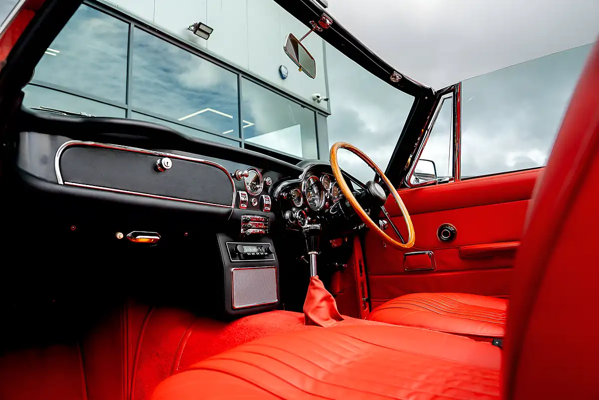 Used 1970 Aston Martin DB6 Mk Ii Volante Old English White - Interior and Exterior details 20