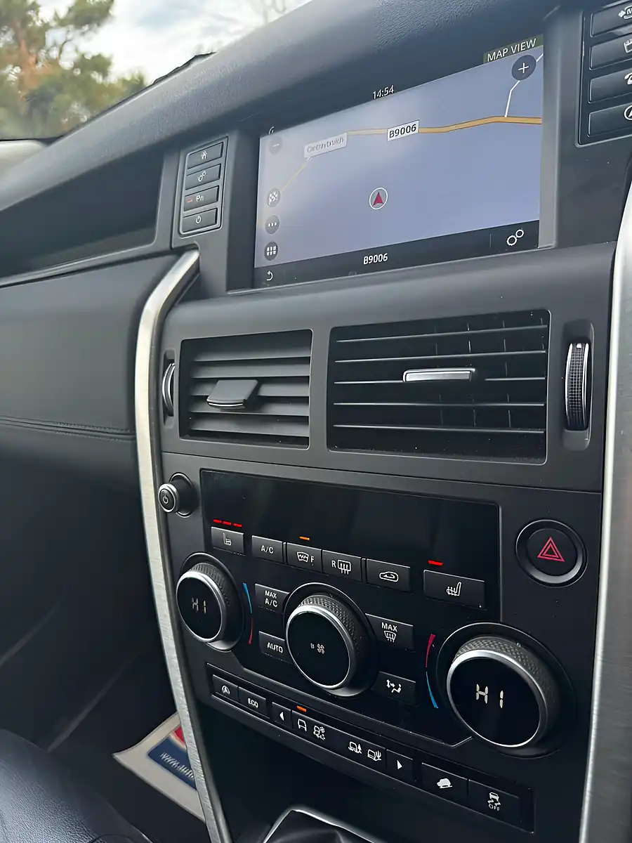 Used 1970 Land Rover Discovery Sport Se Tech White - Interior and Exterior details 11