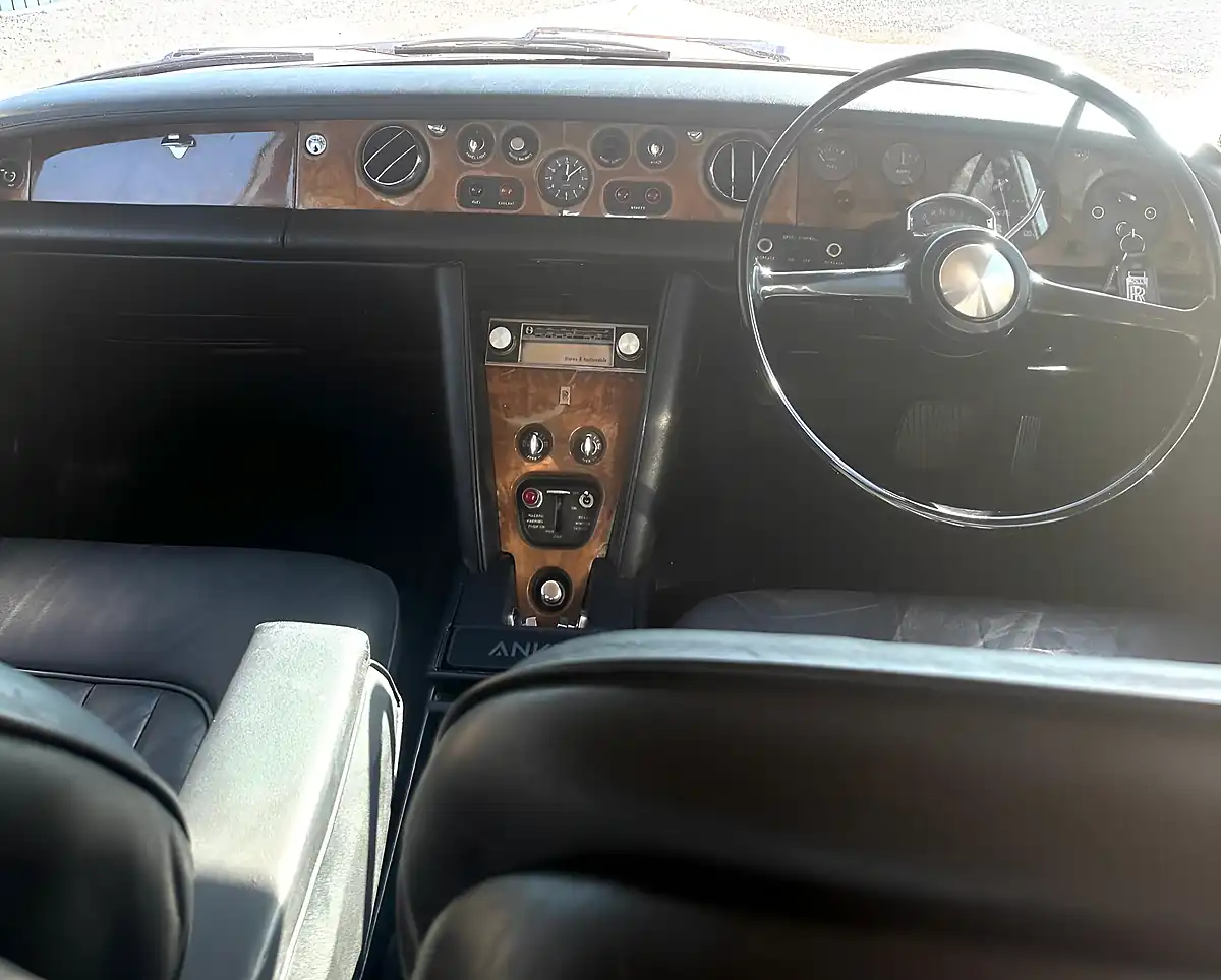 Used 1972 Rolls-Royce Silver Shadow Saloon Red - Interior and Exterior details 10