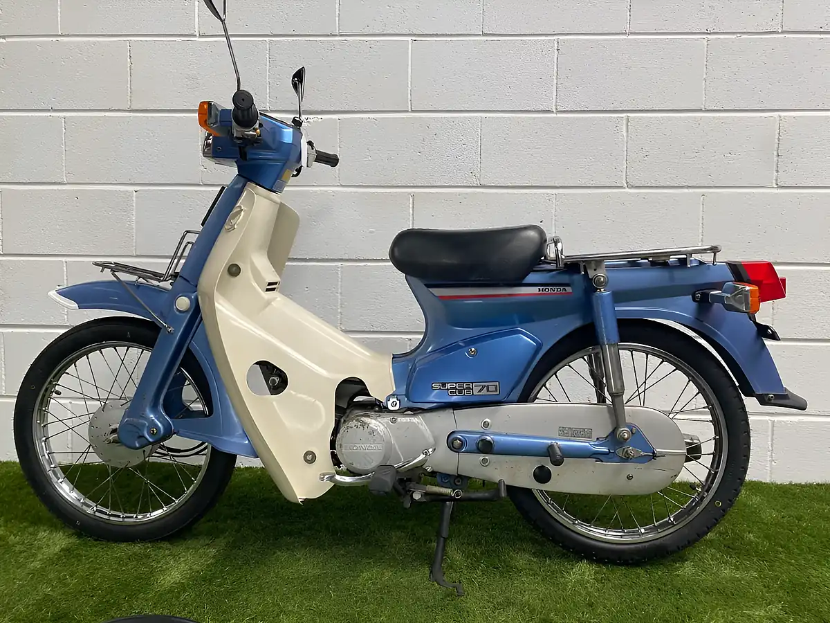 Used 1982 Honda C70 Square Headlight Light Electric Blue - Interior and Exterior details 9