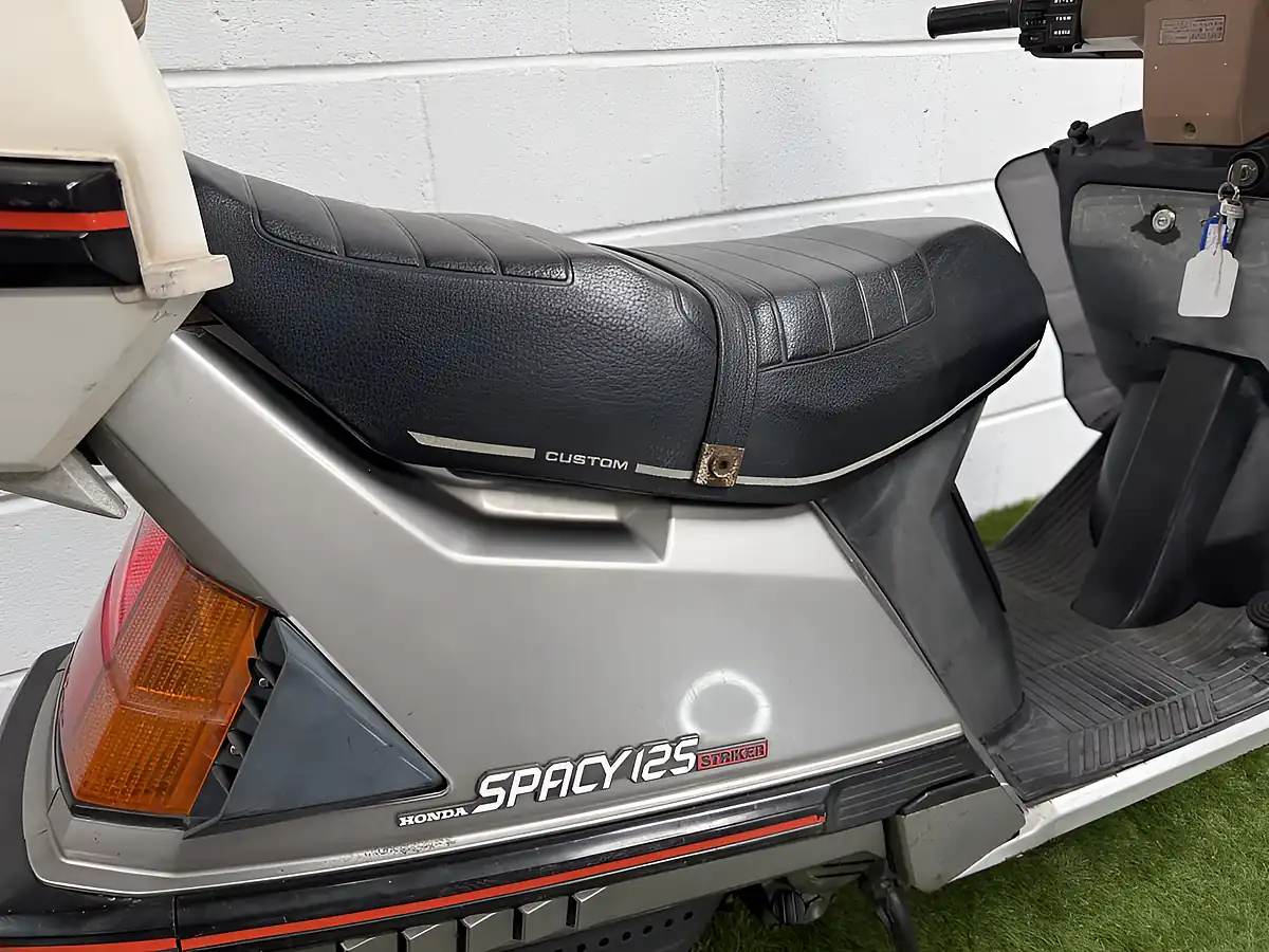 Used 1983 Honda Spacy 125 Striker Silver - Interior and Exterior details 15
