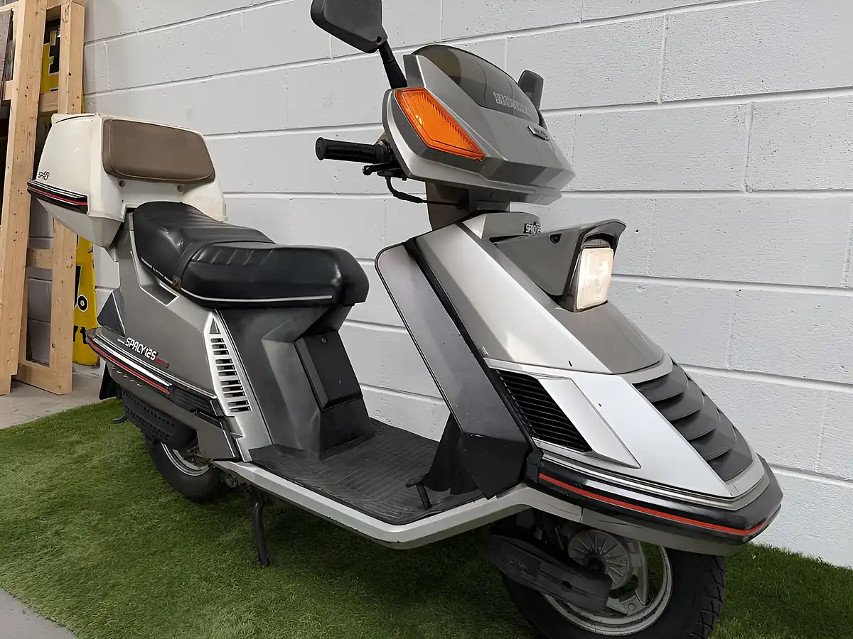 Used 1983 Honda Spacy 125 Striker Silver - Interior and Exterior details 3