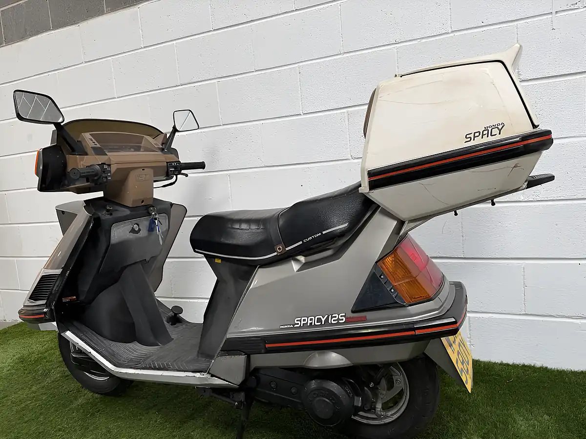 Used 1983 Honda Spacy 125 Striker Silver - Interior and Exterior details 7