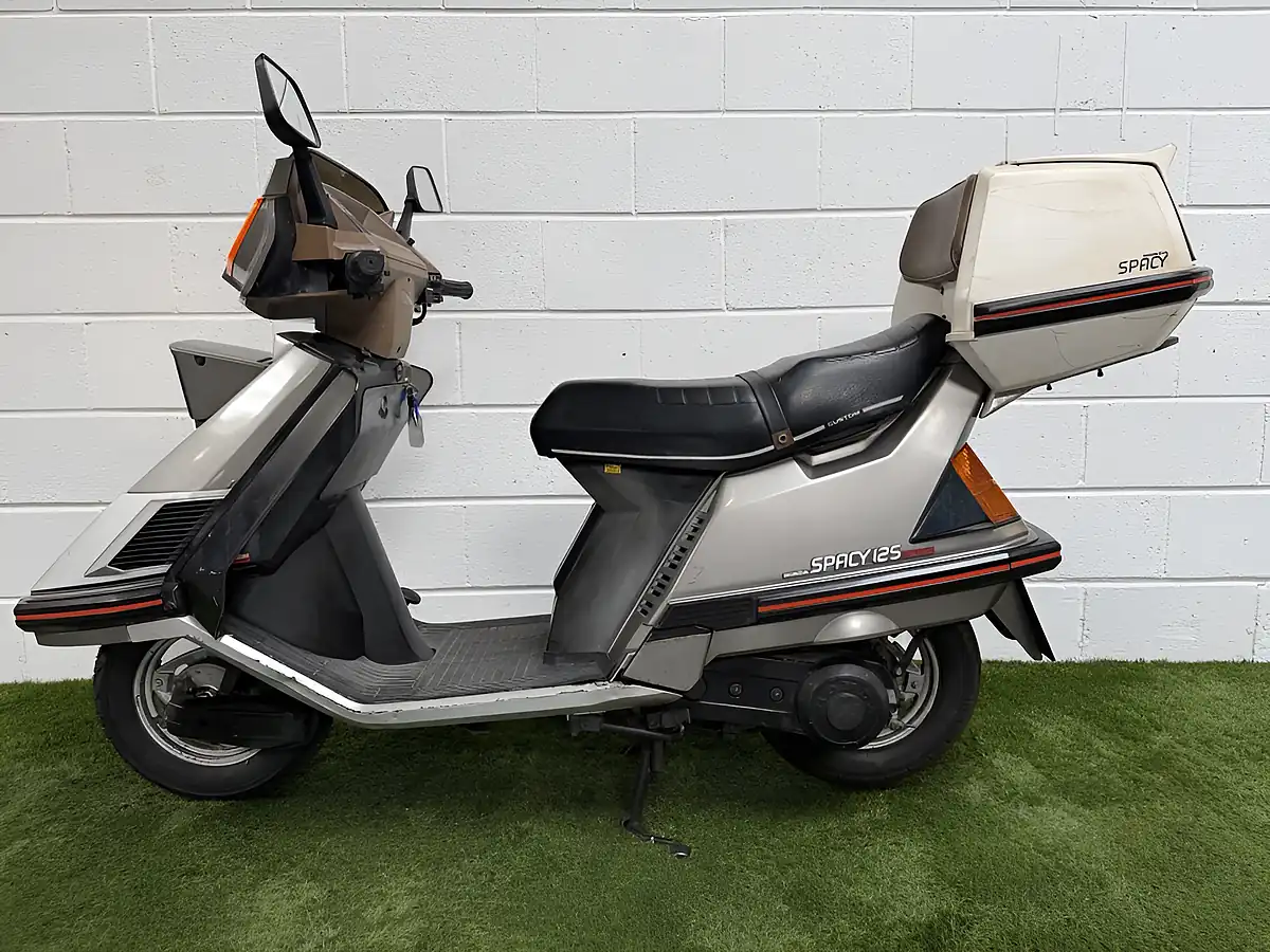 Used 1983 Honda Spacy 125 Striker Silver - Interior and Exterior details 9