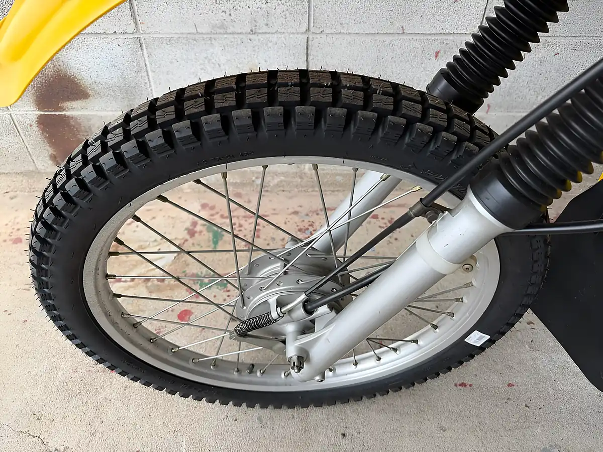 Used 1985 Yamaha AG200 Yellow - Interior and Exterior details 15