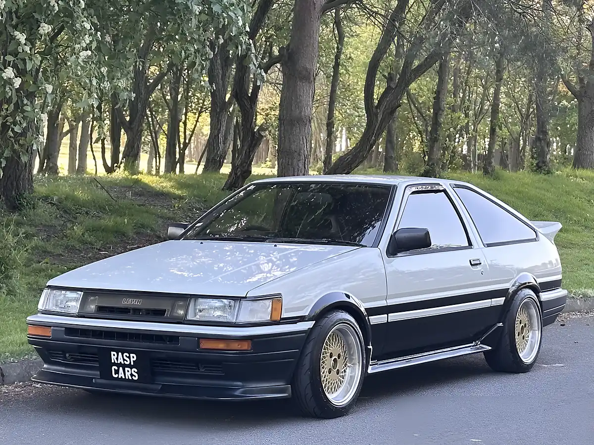 Used 1987 Toyota Corolla GT Coupe AE86 White - Interior and Exterior details 15