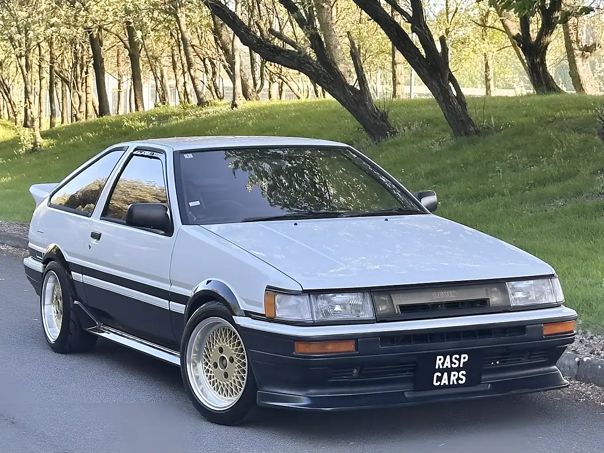 Used 1987 Toyota Corolla GT Coupe AE86 White - Interior and Exterior details 2