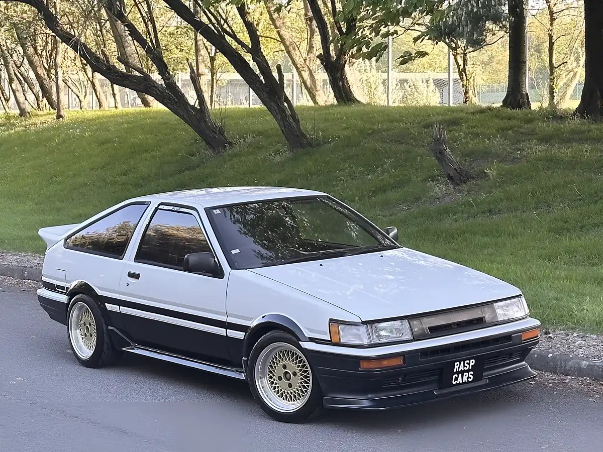 Used 1987 Toyota Corolla GT Coupe AE86 White - Interior and Exterior details 3