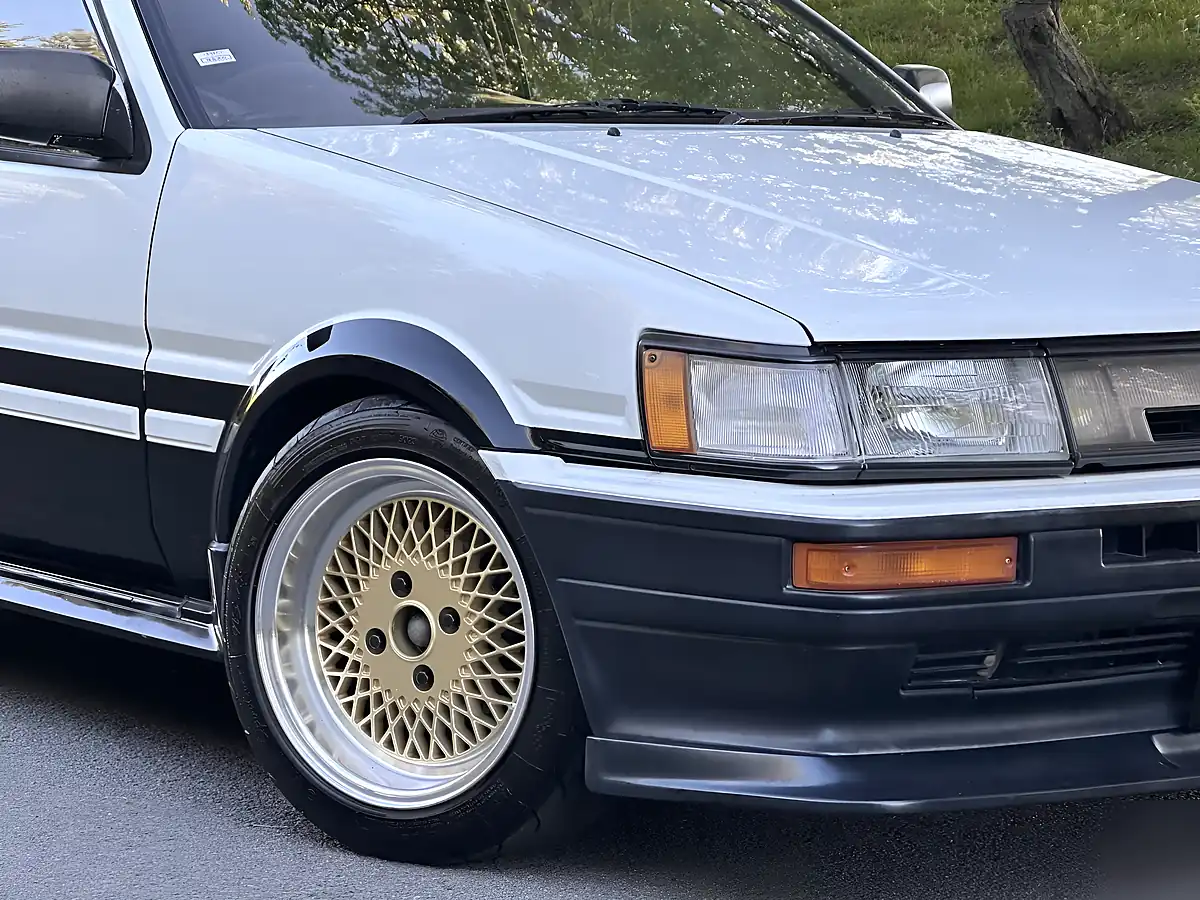 Used 1987 Toyota Corolla GT Coupe AE86 White - Interior and Exterior details 4