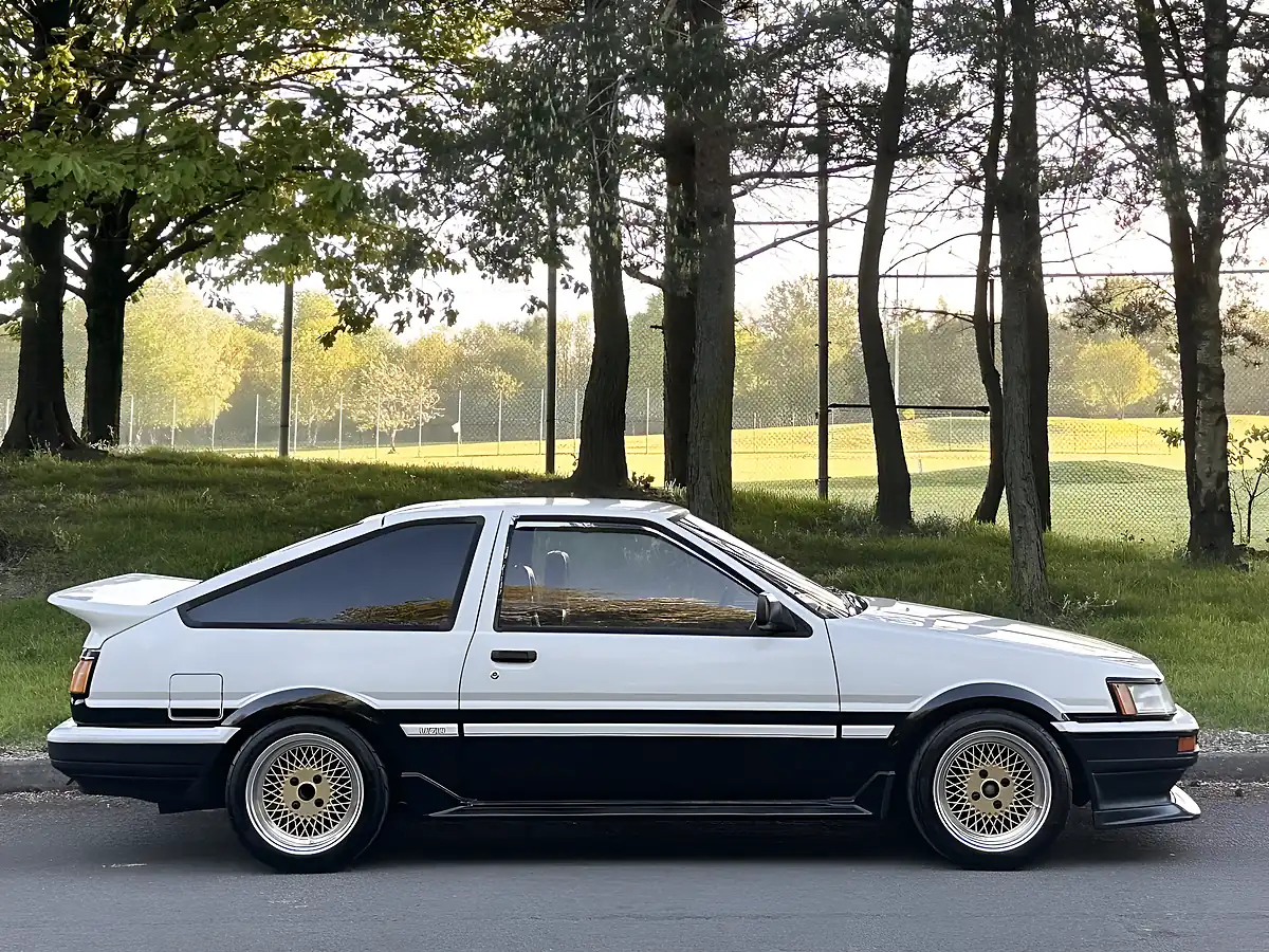 Used 1987 Toyota Corolla GT Coupe AE86 White - Interior and Exterior details 6