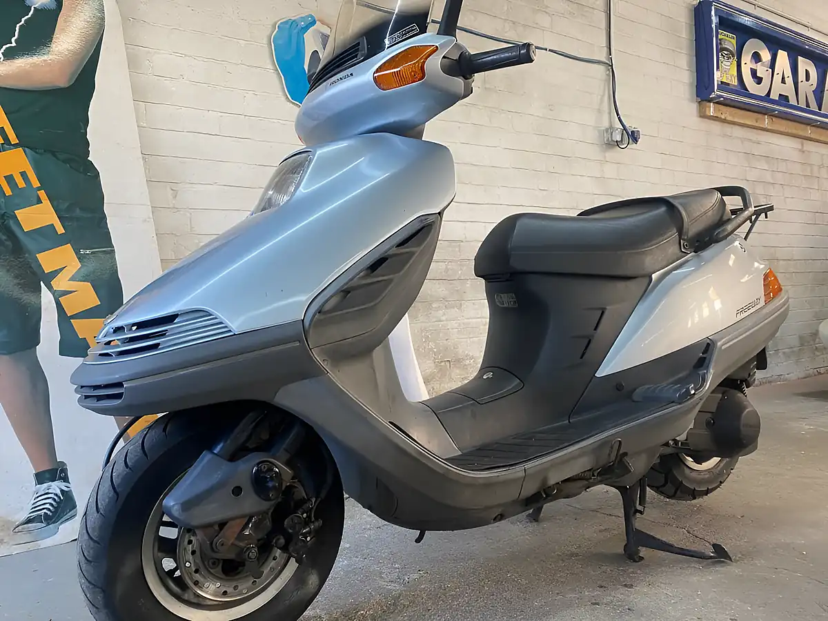 Used 1989 Honda Freeway 250 Silver - Interior and Exterior details 11