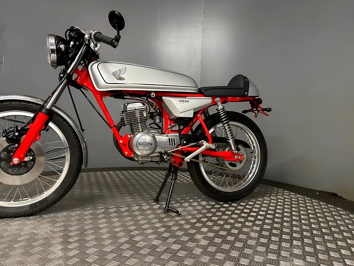 Used 1990 Honda Dream 50 Cafe Racer Silver - Interior and Exterior details 16