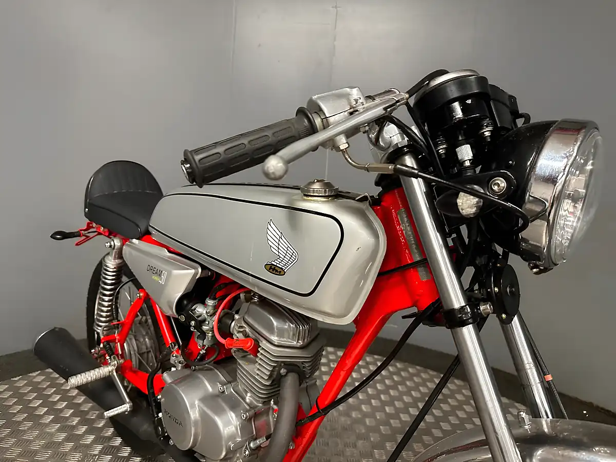Used 1990 Honda Dream 50 Cafe Racer Silver - Interior and Exterior details 4