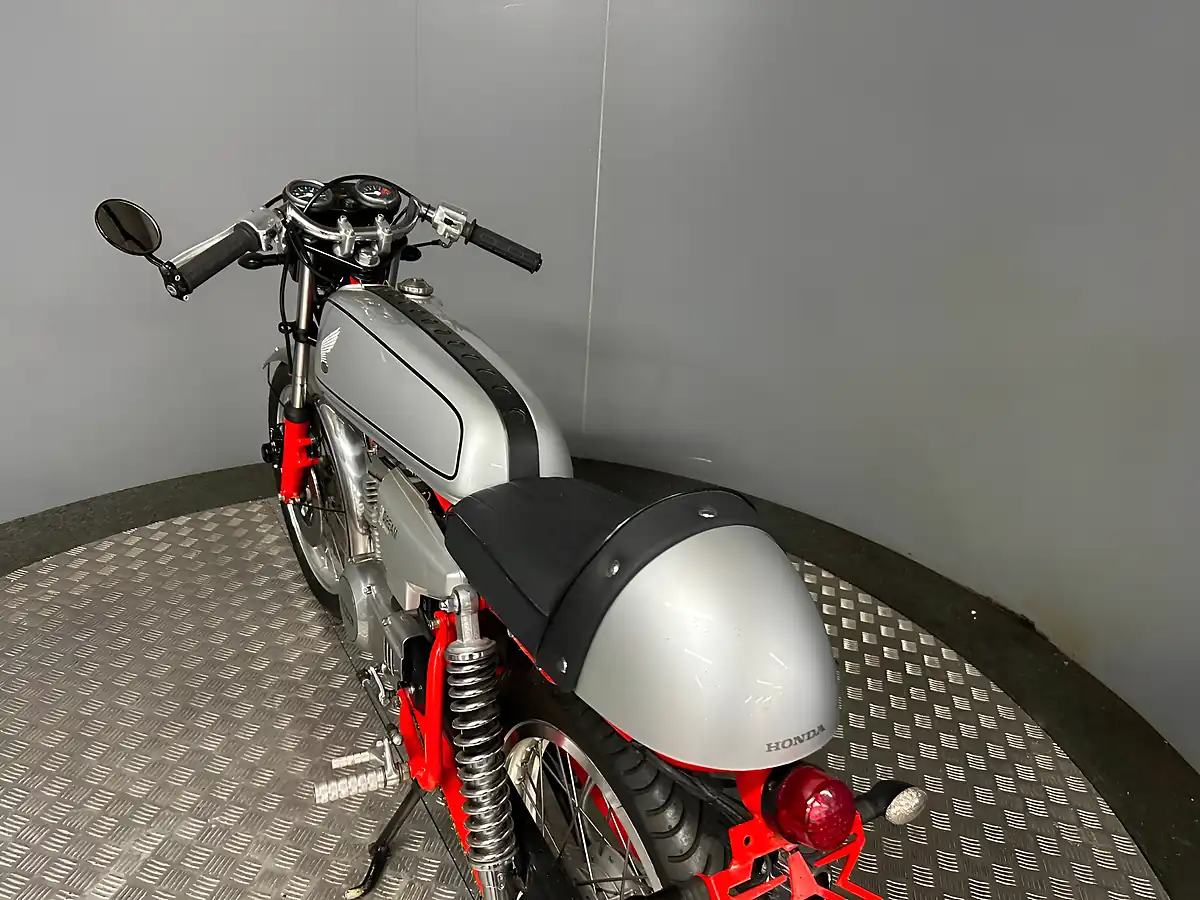 Used 1990 Honda Dream 50 Cafe Racer Silver - Interior and Exterior details 5