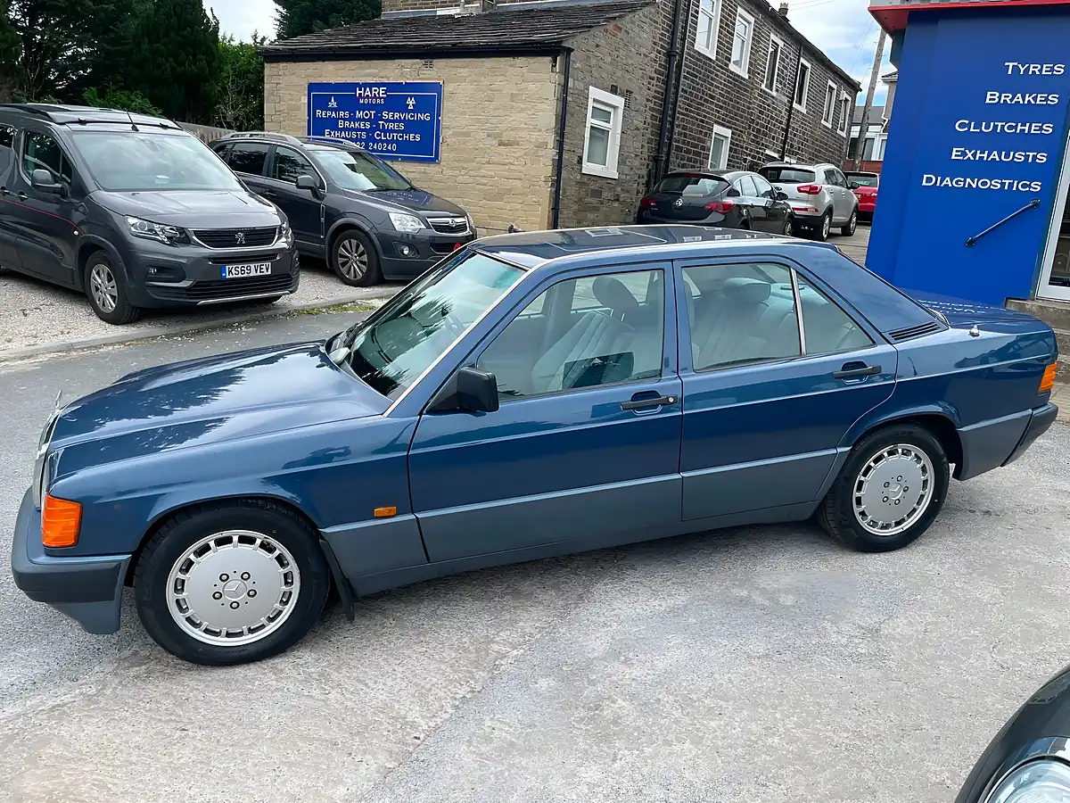 Used 1990 Mercedes-Benz 190 Blue - Interior and Exterior details 2