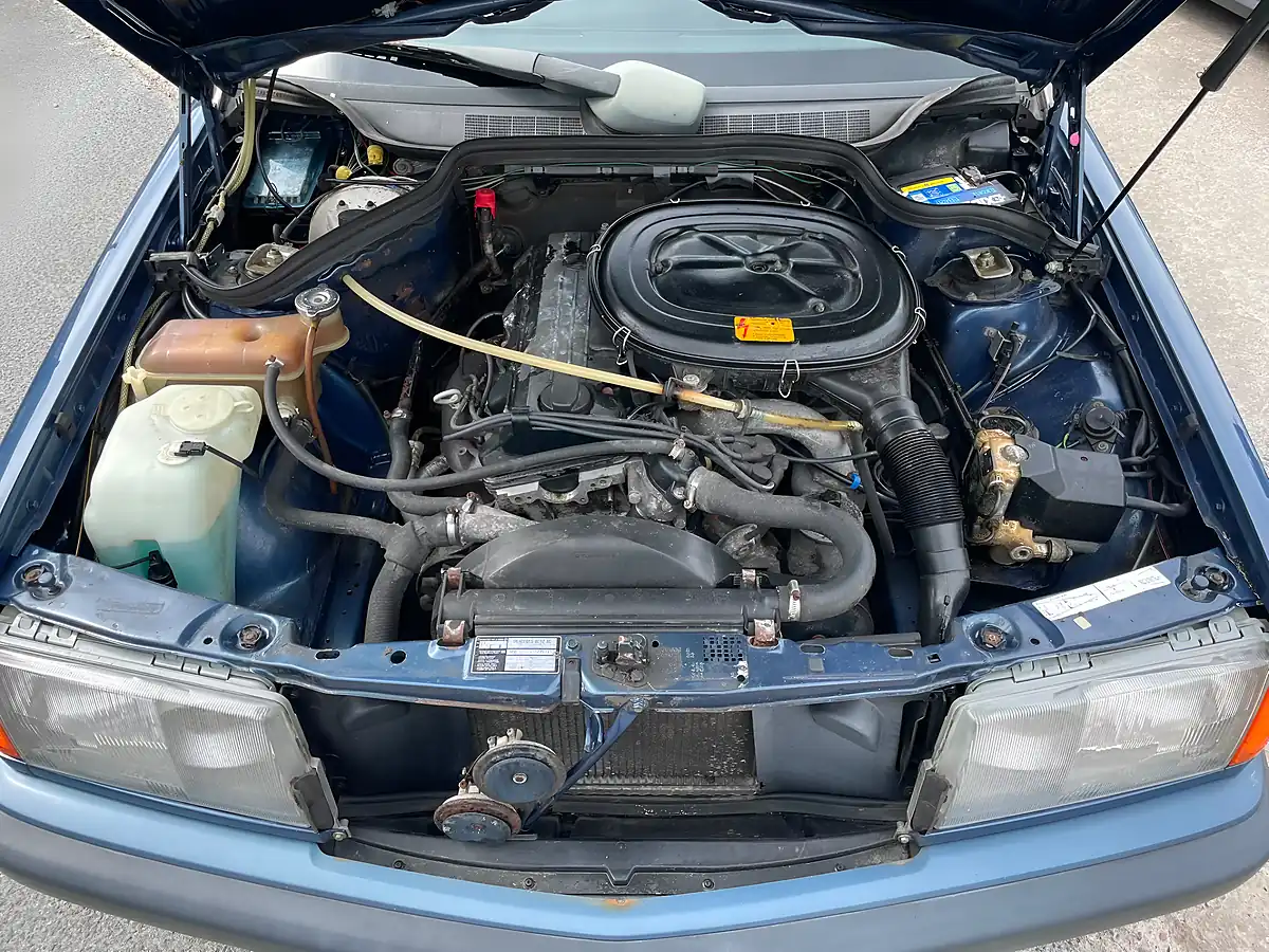 Used 1990 Mercedes-Benz 190 Blue - Interior and Exterior details 9