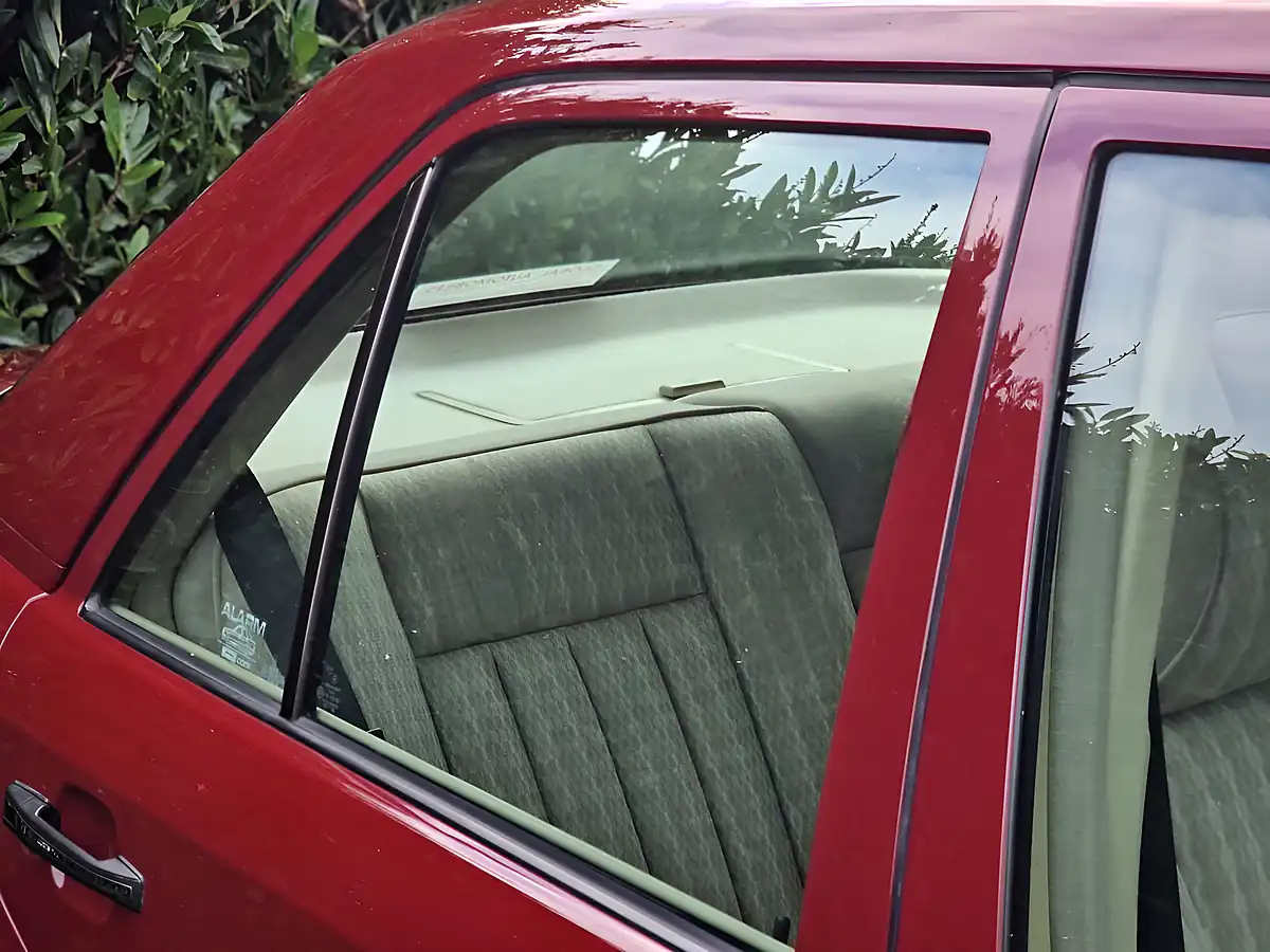 Used 1990 Mercedes-Benz E-Class Saloon Barolo Red - Interior and Exterior details 17