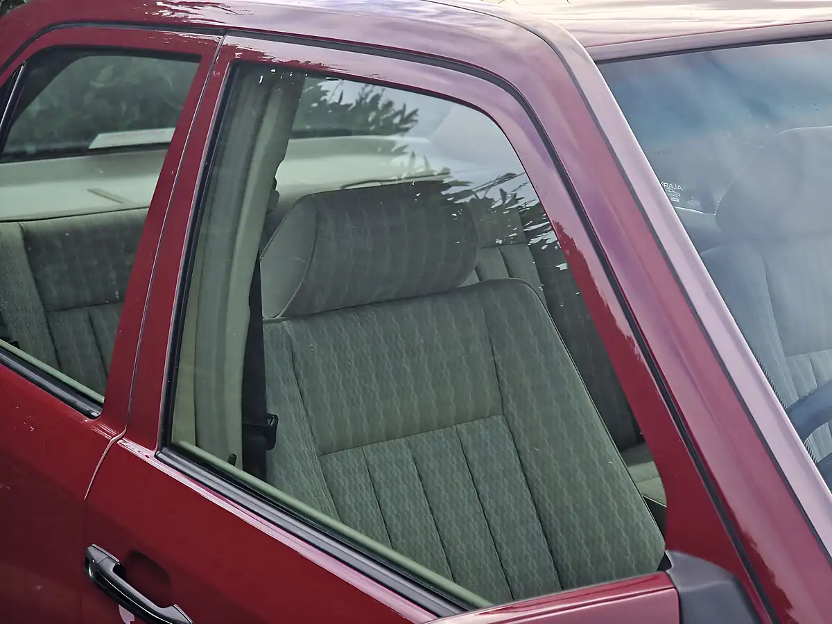 Used 1990 Mercedes-Benz E-Class Saloon Barolo Red - Interior and Exterior details 18
