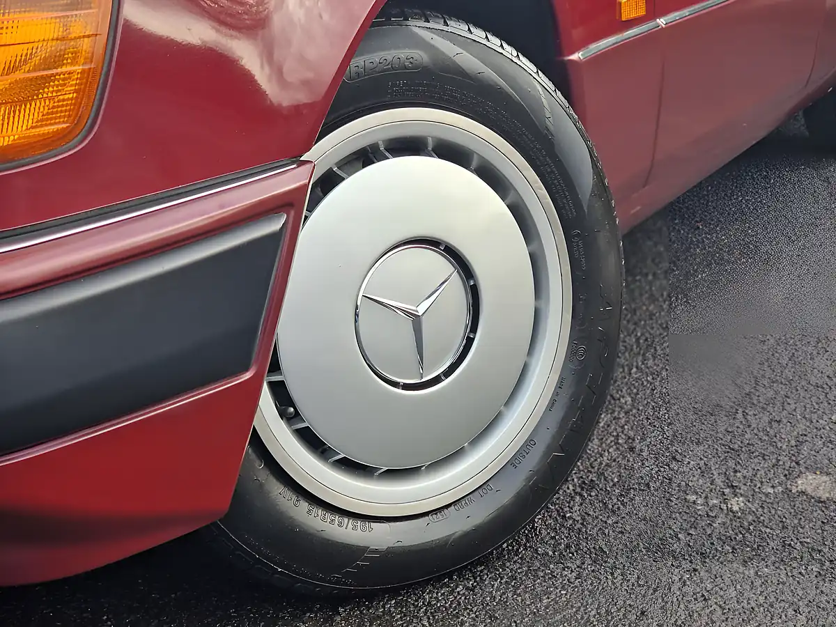 Used 1990 Mercedes-Benz E-Class Saloon Barolo Red - Interior and Exterior details 6