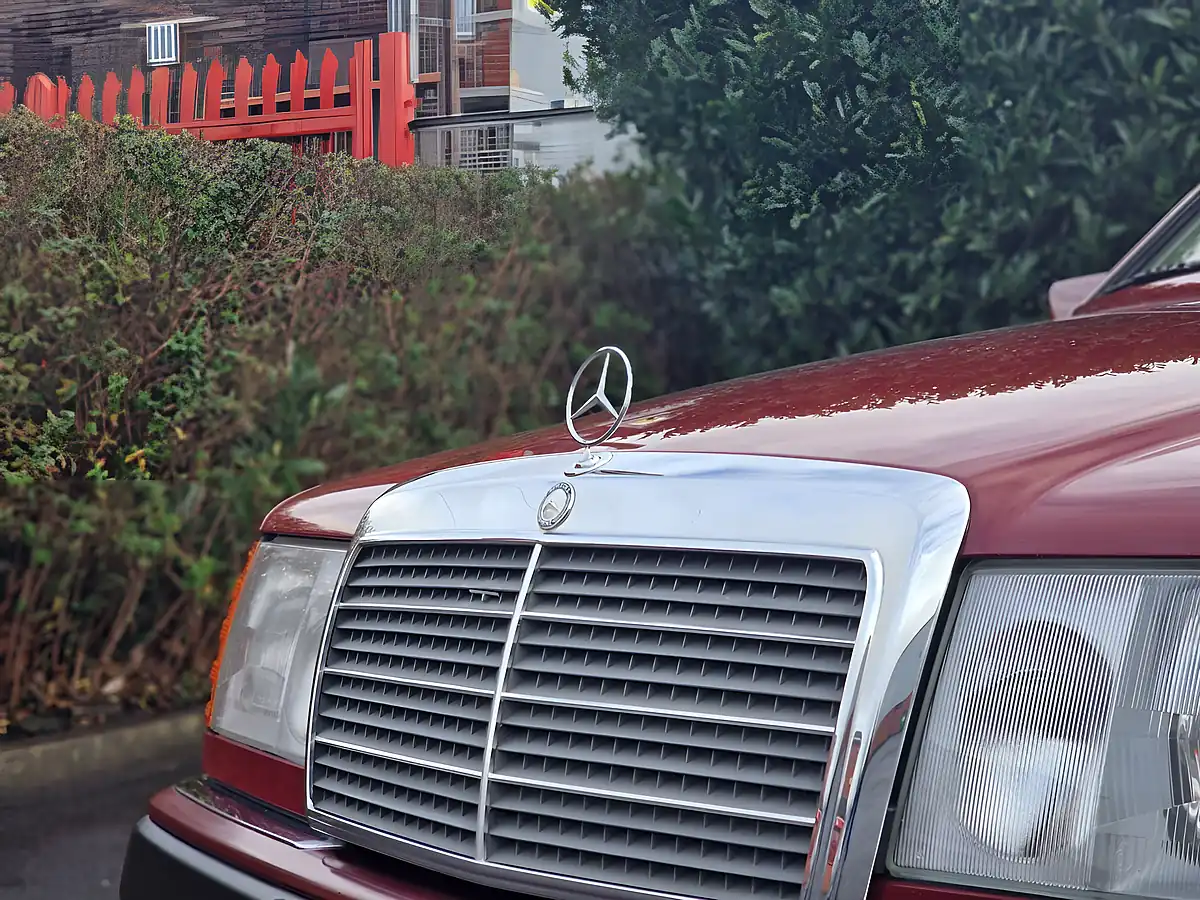 Used 1990 Mercedes-Benz E-Class Saloon Barolo Red - Interior and Exterior details 7