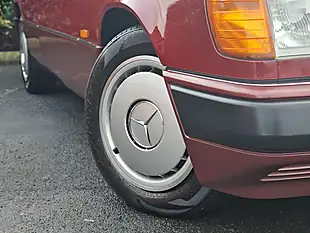 Used 1990 Mercedes-Benz E-Class Saloon Barolo Red - Interior and Exterior details 8