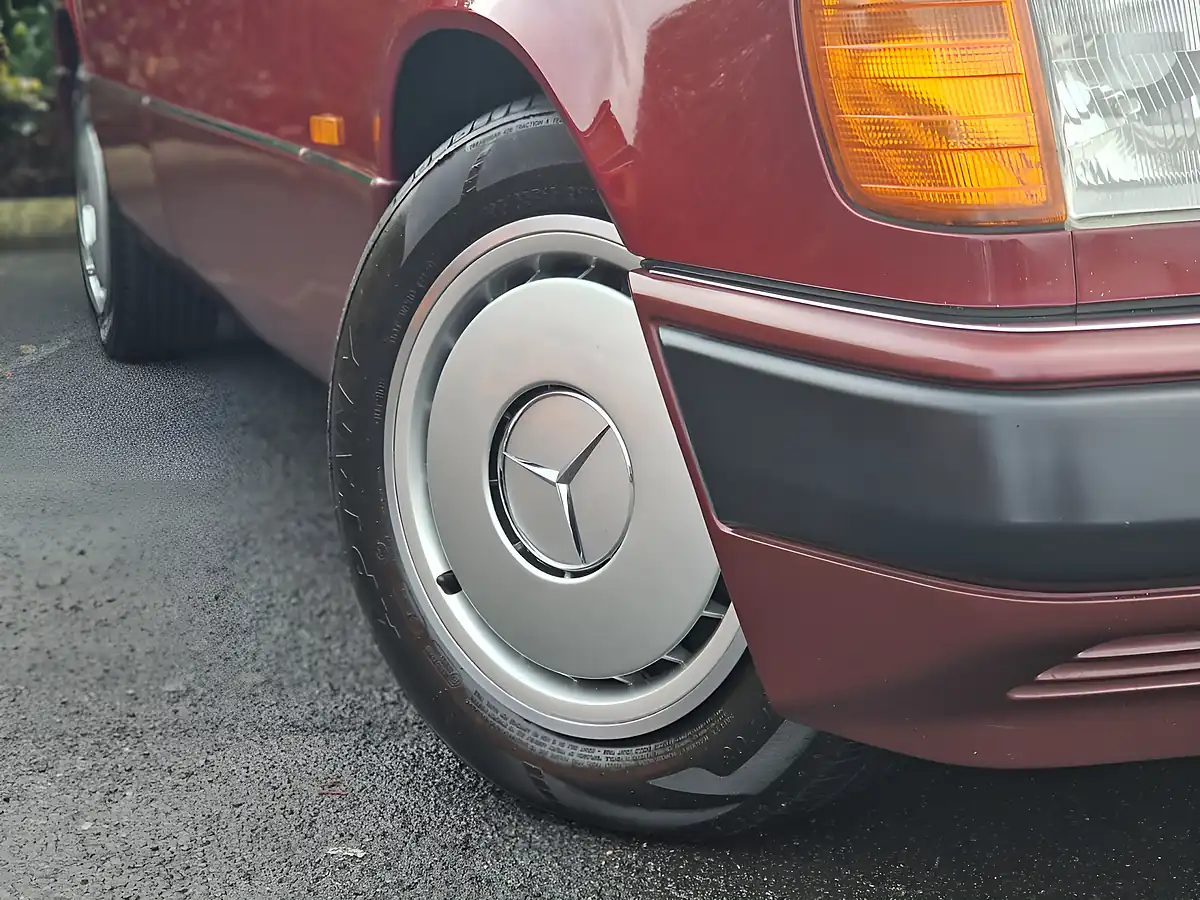 Used 1990 Mercedes-Benz E-Class Saloon Barolo Red - Interior and Exterior details 8
