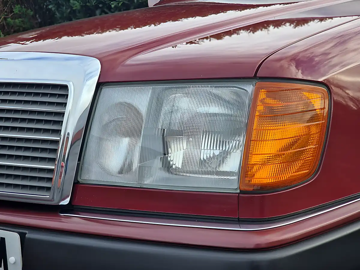 Used 1990 Mercedes-Benz E-Class Saloon Barolo Red - Interior and Exterior details 9