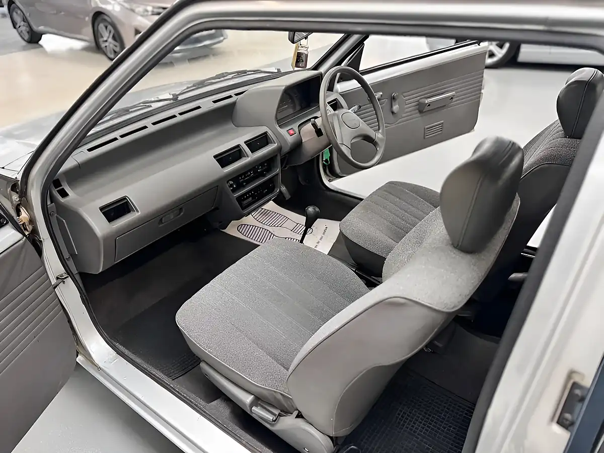 Used 1990 Nissan Micra Ls Silver - Interior and Exterior details 12