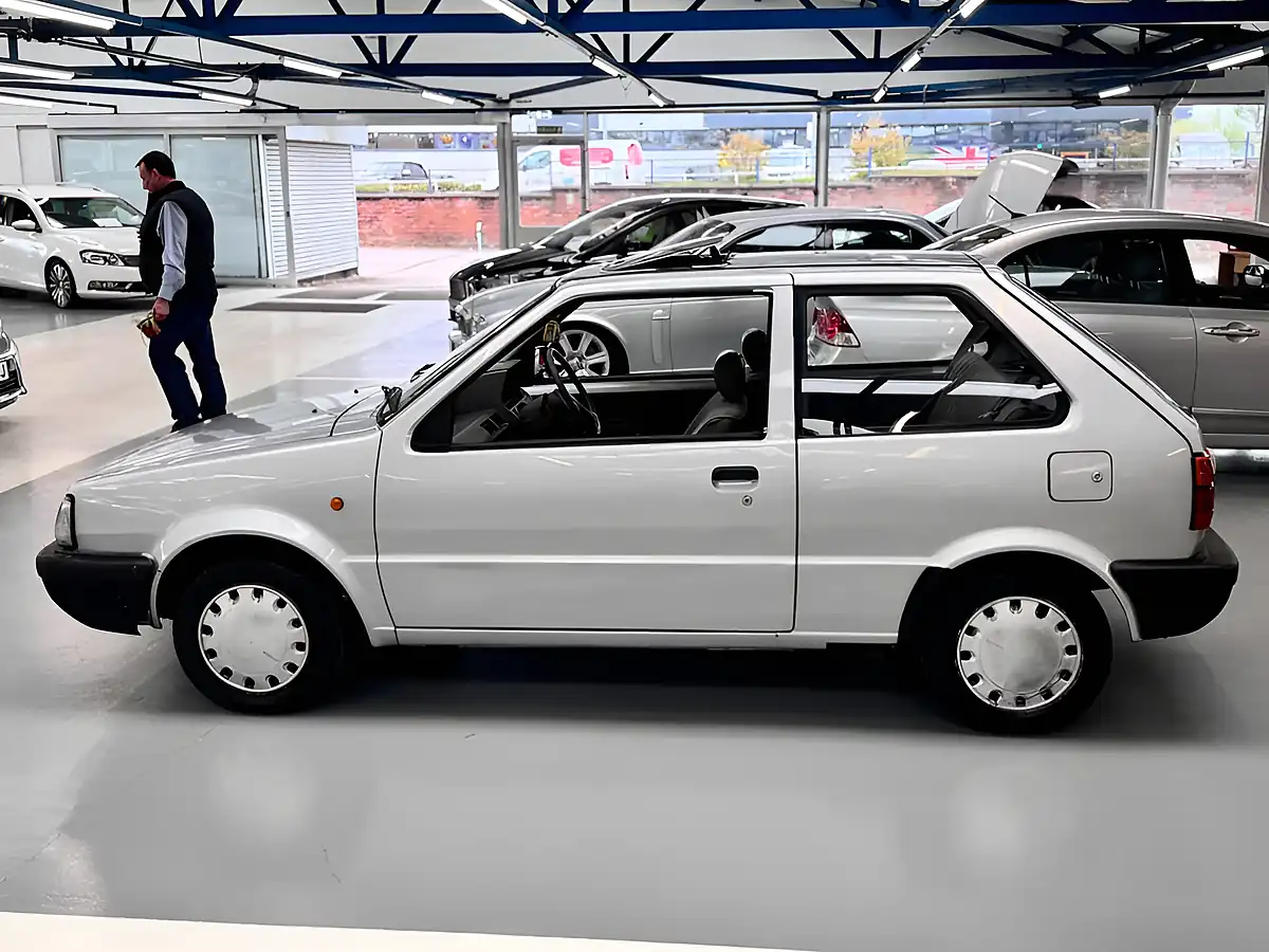 Used 1990 Nissan Micra Ls Silver - Interior and Exterior details 7