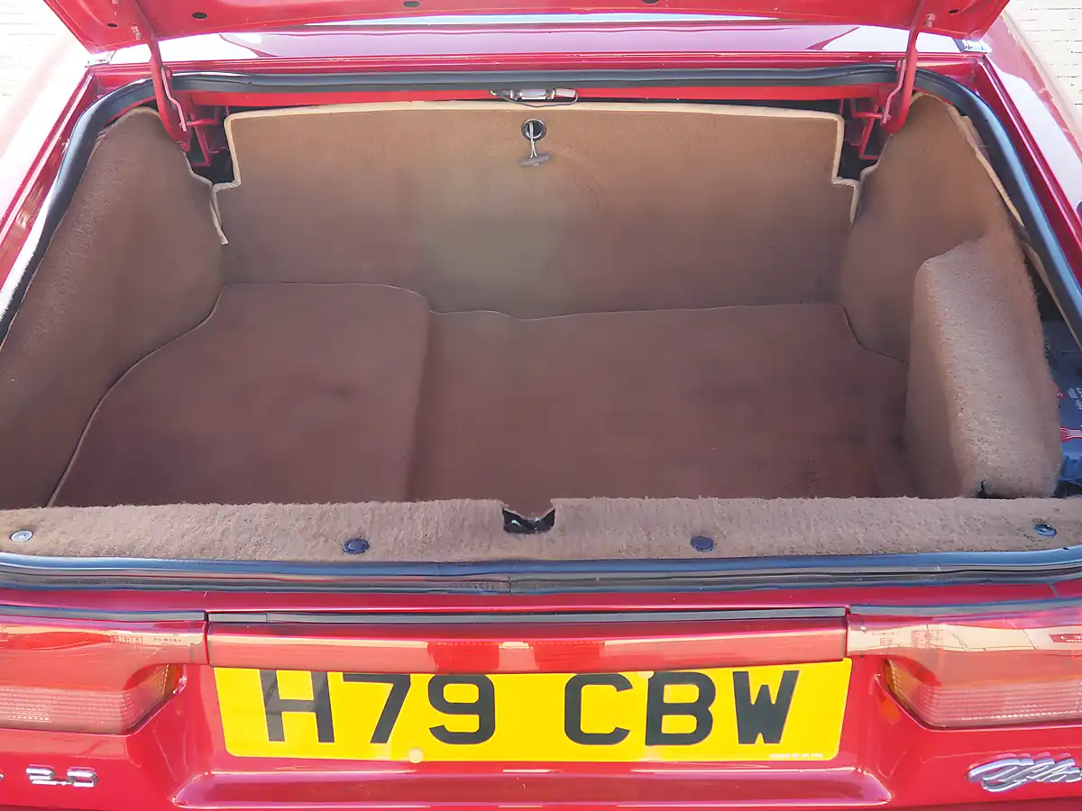 Used 1991 Alfa Romeo Spider S4 Alfa Red - Interior and Exterior details 12
