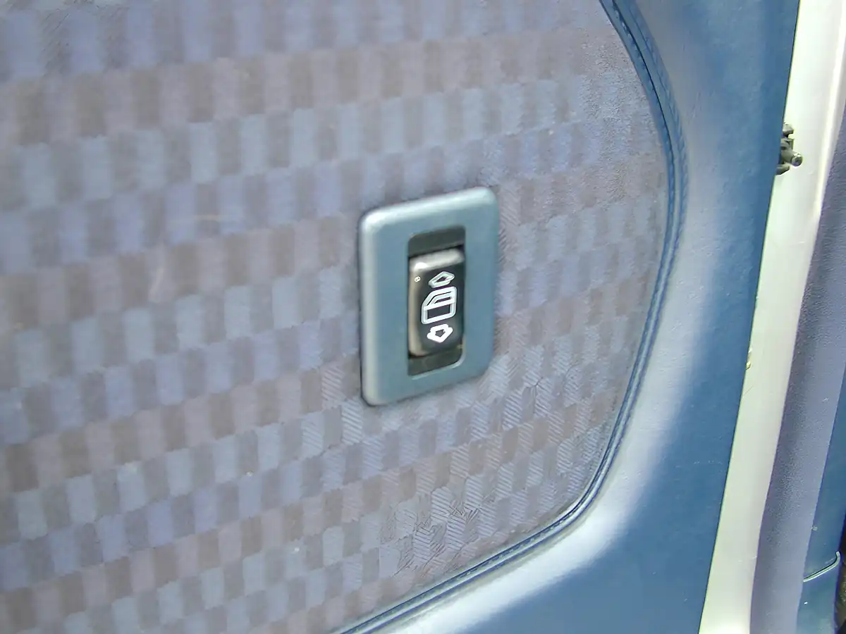Used 1991 Mercedes-Benz 190 High Specification Silver - Interior and Exterior details 15