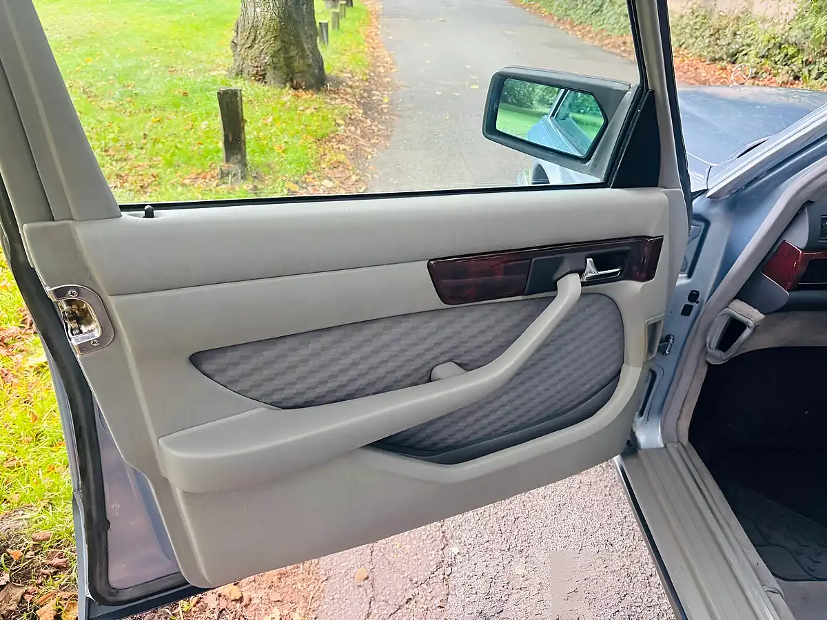 Used 1991 Mercedes-Benz 300 Se Silver Blue Metallic - Interior and Exterior details 5