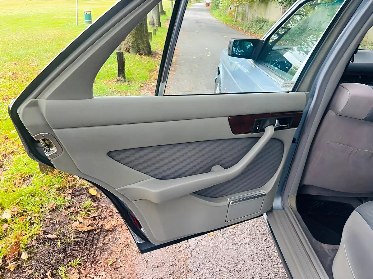 Used 1991 Mercedes-Benz 300 Se Silver Blue Metallic - Interior and Exterior details 8