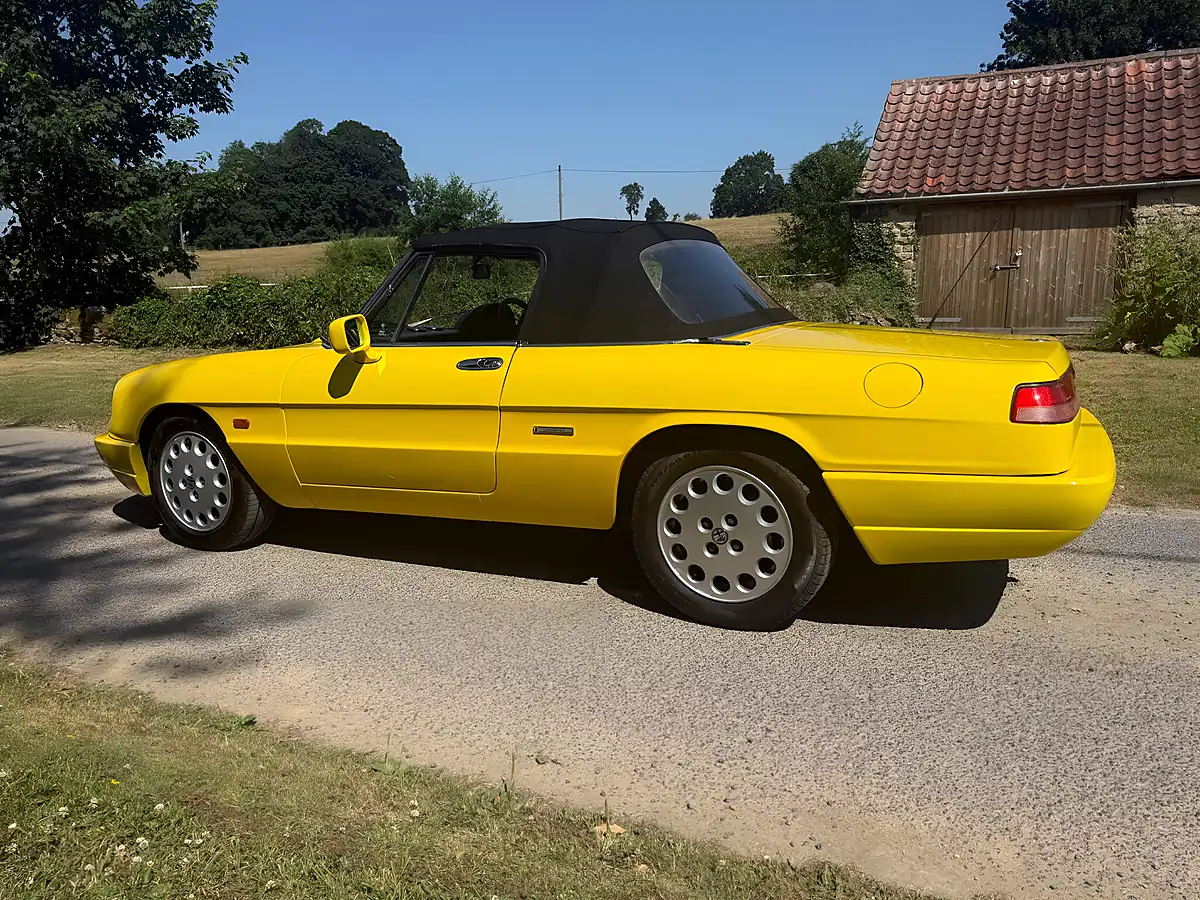 Used 1993 Alfa Romeo Spider S4 Giallo Bilbao - Interior and Exterior details 10