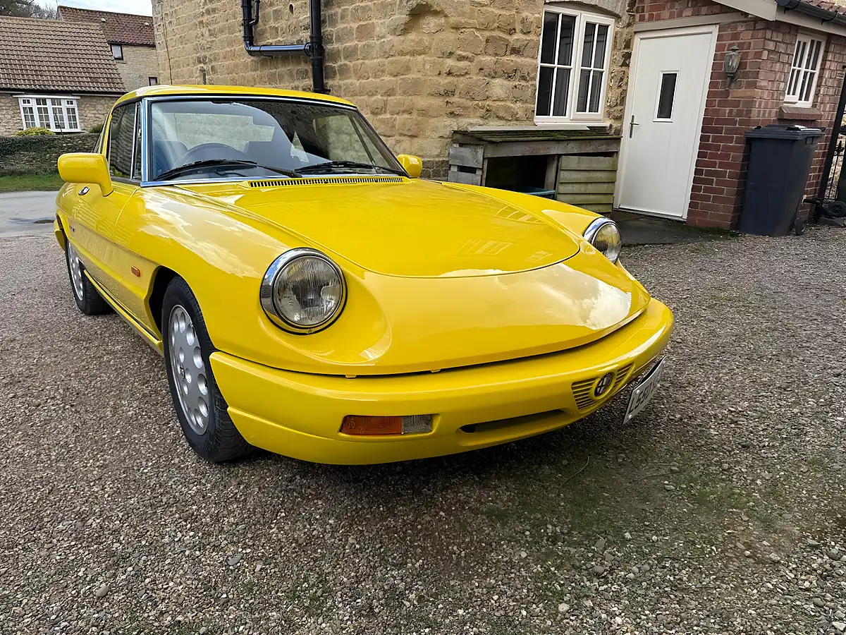 Used 1993 Alfa Romeo Spider S4 Giallo Bilbao - Interior and Exterior details 16
