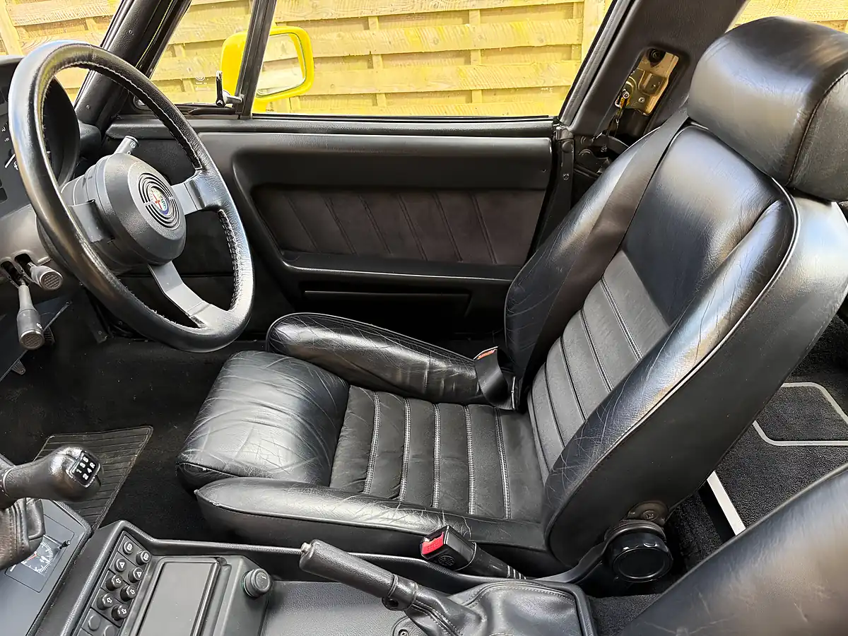 Used 1993 Alfa Romeo Spider S4 Giallo Bilbao - Interior and Exterior details 2