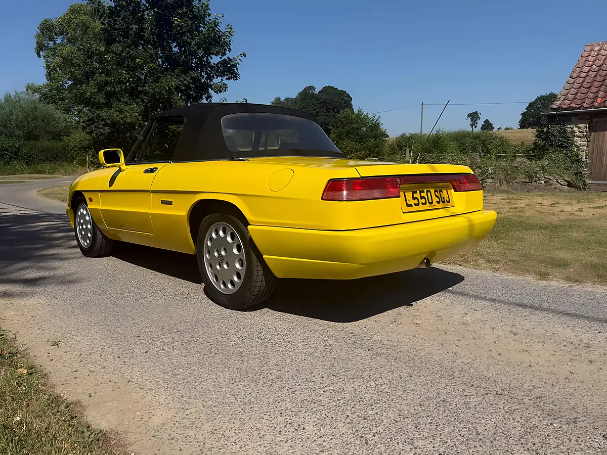 Used 1993 Alfa Romeo Spider S4 Giallo Bilbao - Interior and Exterior details 3