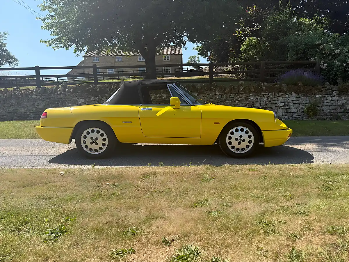 Used 1993 Alfa Romeo Spider S4 Giallo Bilbao - Interior and Exterior details 5