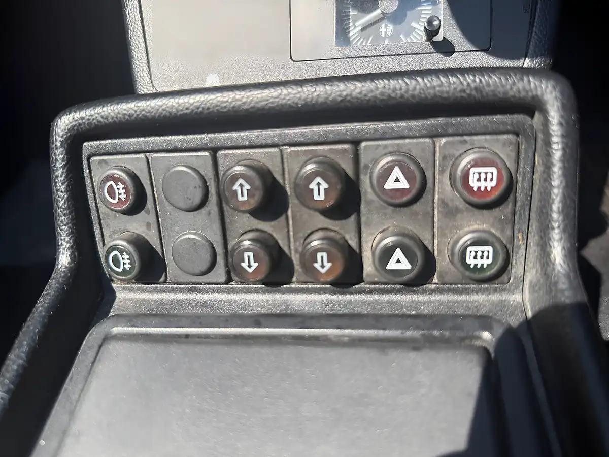 Used 1993 Alfa Romeo Spider S4 Giallo Bilbao - Interior and Exterior details 6
