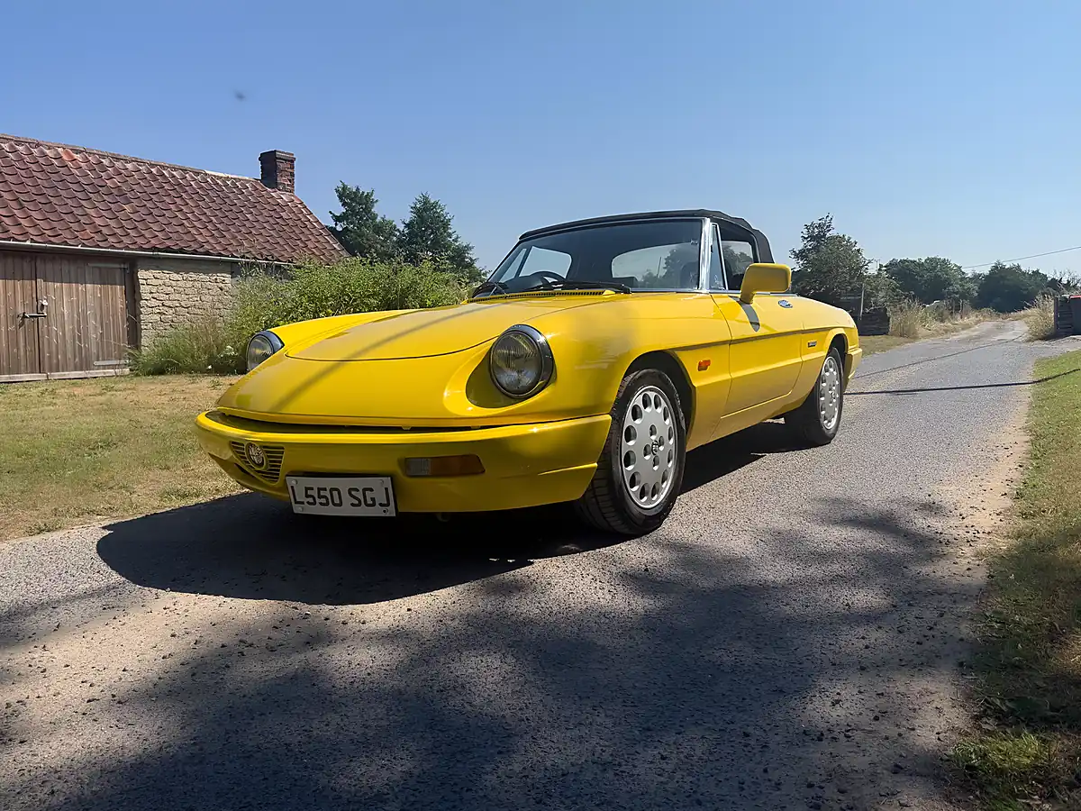 Used 1993 Alfa Romeo Spider S4 Giallo Bilbao - Interior and Exterior details 9