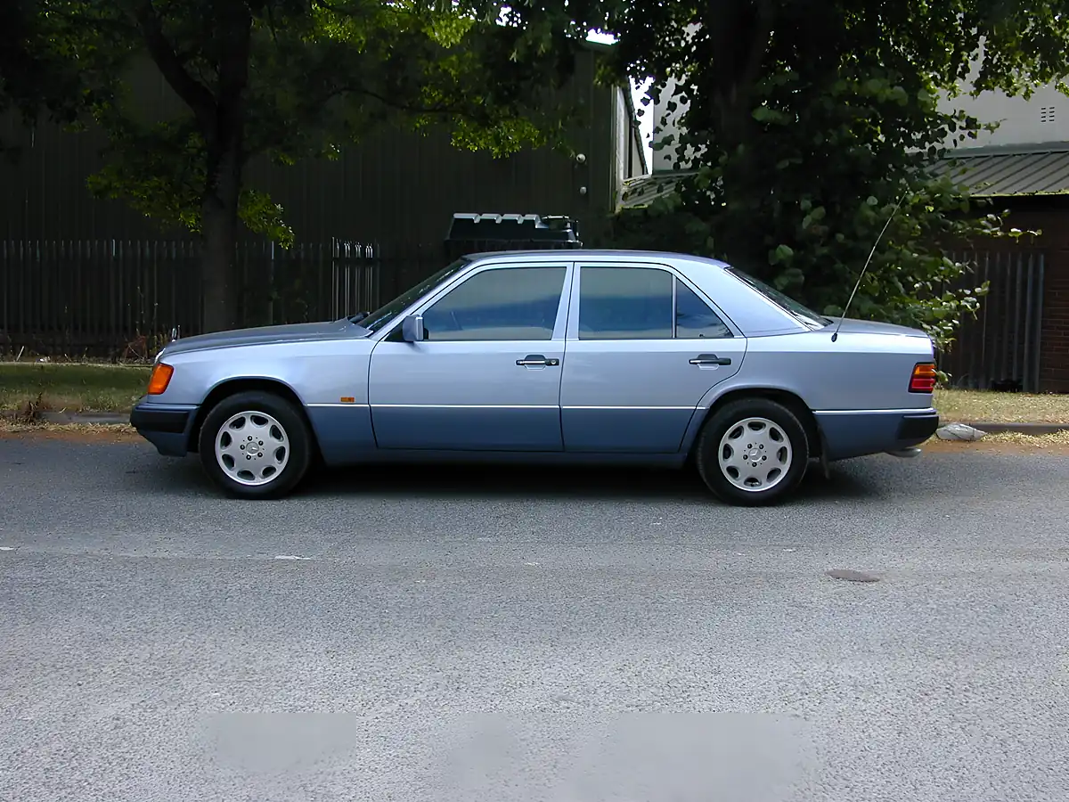 Used 1993 Mercedes-Benz 220 W124 Silver Blue Metallic - Interior and Exterior details 7