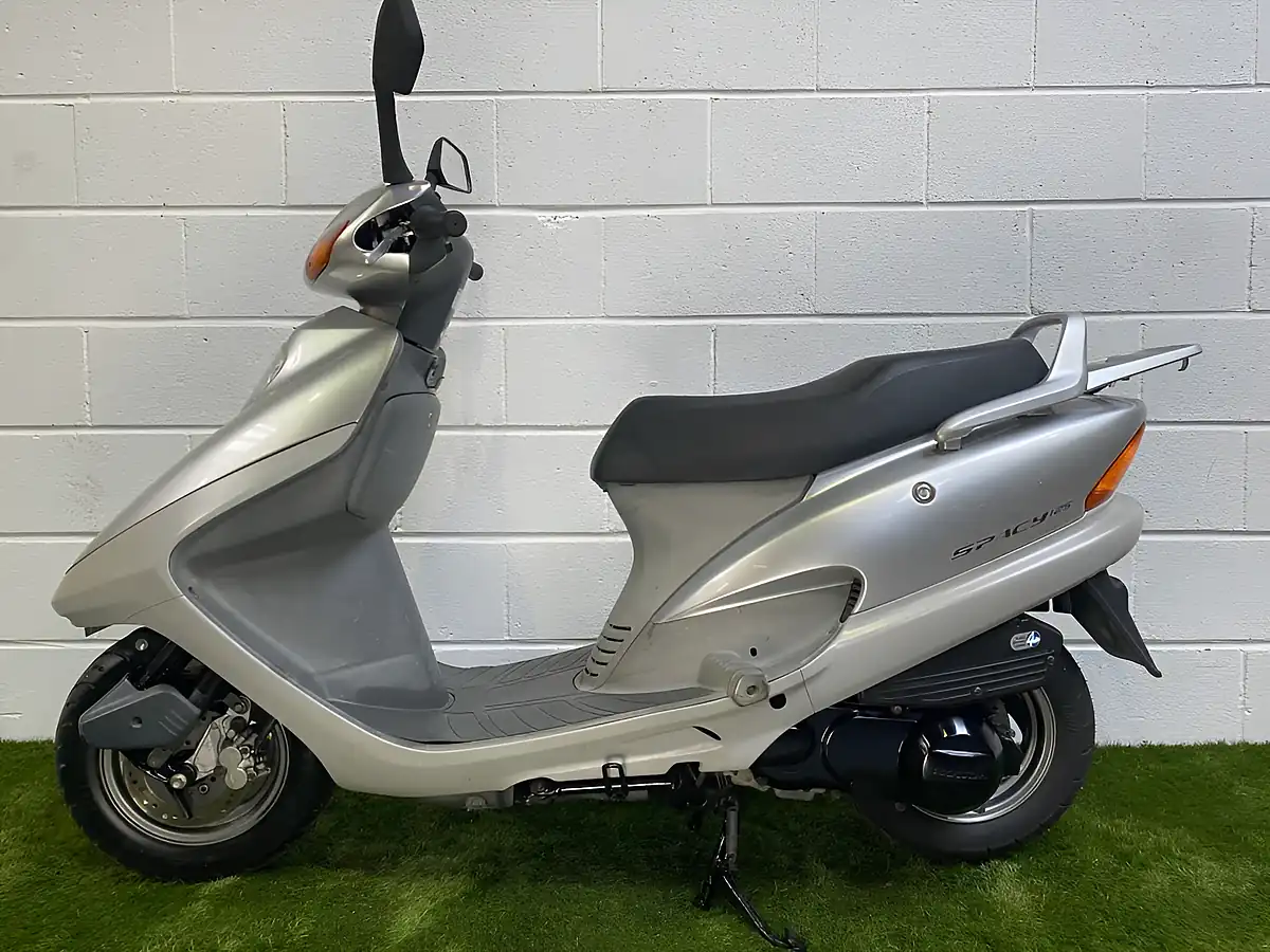 Used 1995 Honda Spacy 125 Silver - Interior and Exterior details 11