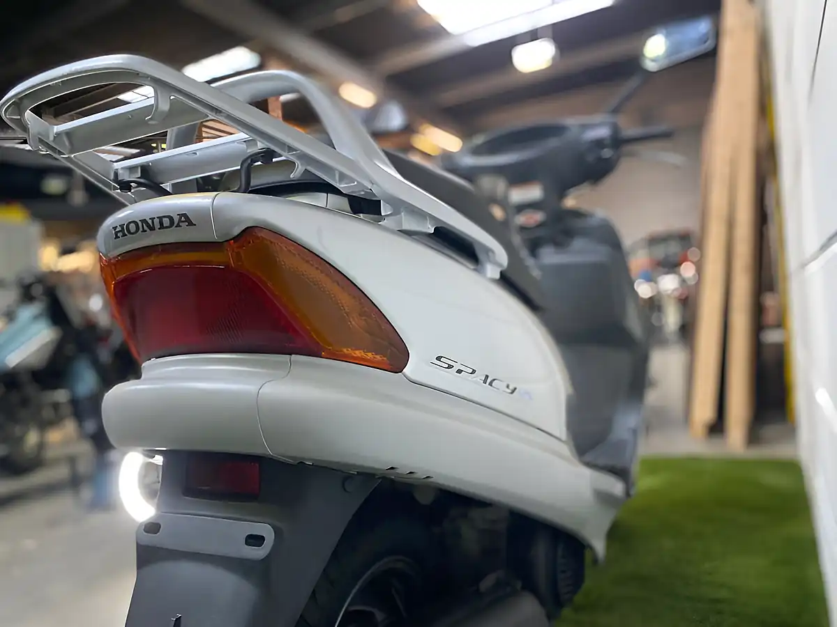 Used 1995 Honda Spacy 125 Silver - Interior and Exterior details 13